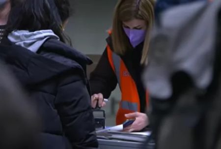 Українським біженцям дали 2 роки: далі скорочення виплат та більше роботи