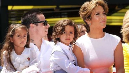 Дженніфер Лопес вийшла у світ зі своїми 17-річними близнюками в Нью-Йорку (Фото)