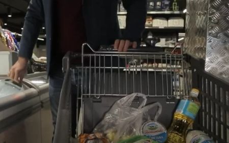 Українцям вивертають кишені: магазини масово завищують ціни на продукти