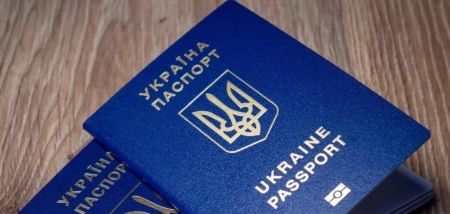 Ціни кусаються: скільки коштує українцям оформити закордонний паспорт у Польщі
