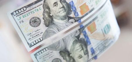 Чи варто скуповувати долари: українцям розповіли, у що краще вкладати гроші