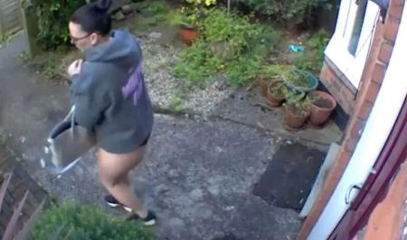 Менеджерка розсмішила мережу після того, як пішла на роботу без штанів (Відео)