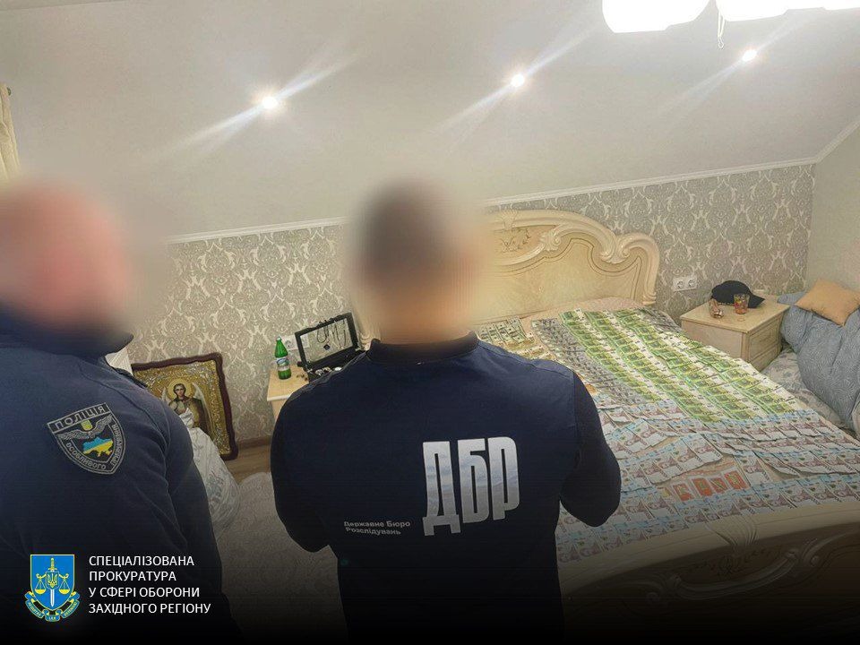 Увесь диван у грошах: працівник ТЦК з Закарпаття пішов під суд за хабарі від ухилянтів