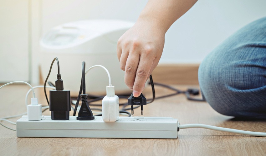 Стрибки напруги після включення світла: як захистити свою техніку