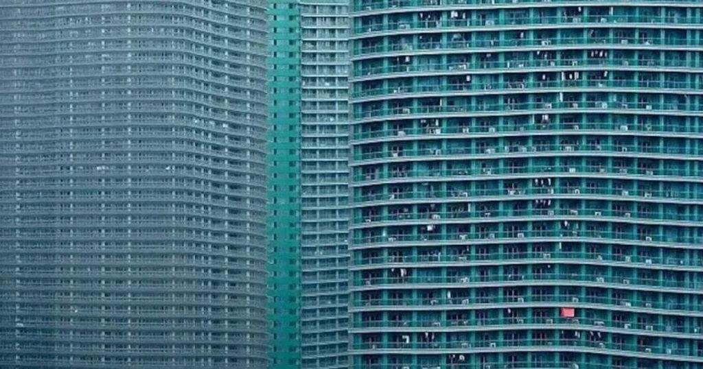 Вміщує маленьке місто: який вигляд має найбільший у світі будинок