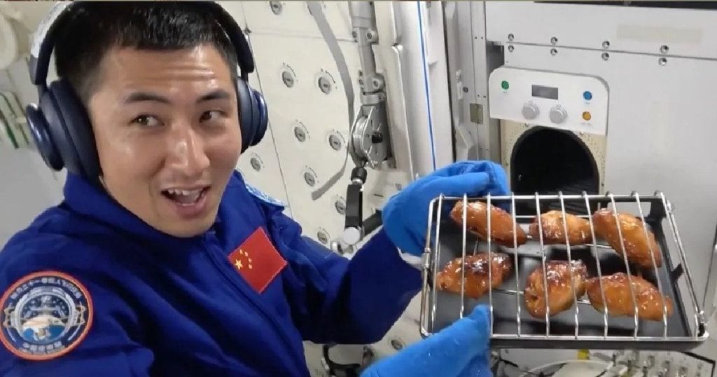 На орбіті запахло стейком: китайські астронавти вперше у космосі смажили м’ясо