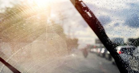 Яку кнопку натиснути, щоб швидко прибрати конденсат із лобового скла: порада експертів