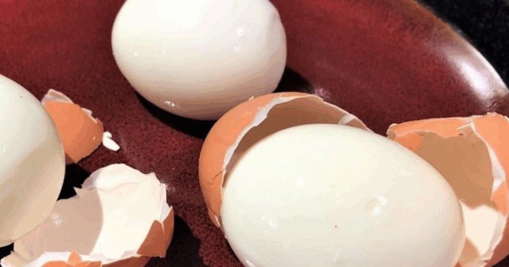 Лайфгак, який допоможе швидко почистити яйце
