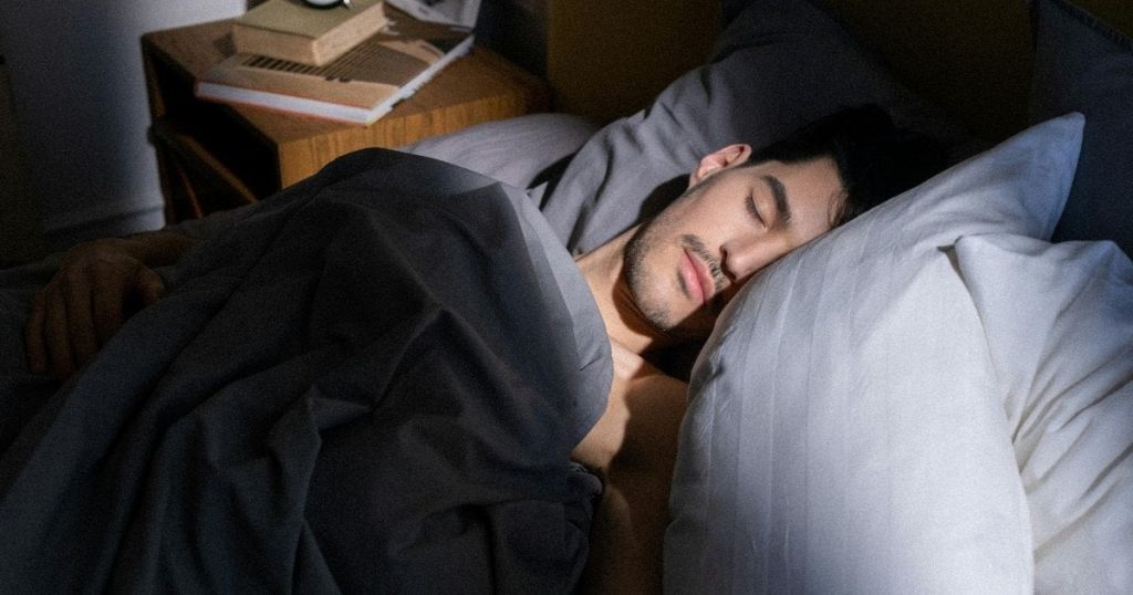 Чи справді ми ковтаємо вночі павуків: вчені розкрили правду про сон