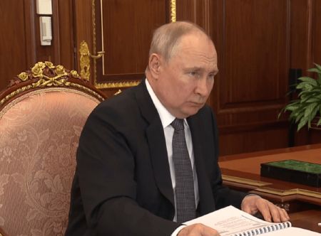 Для Путіна створили три однакові кабінети, але “спалились” на деталях