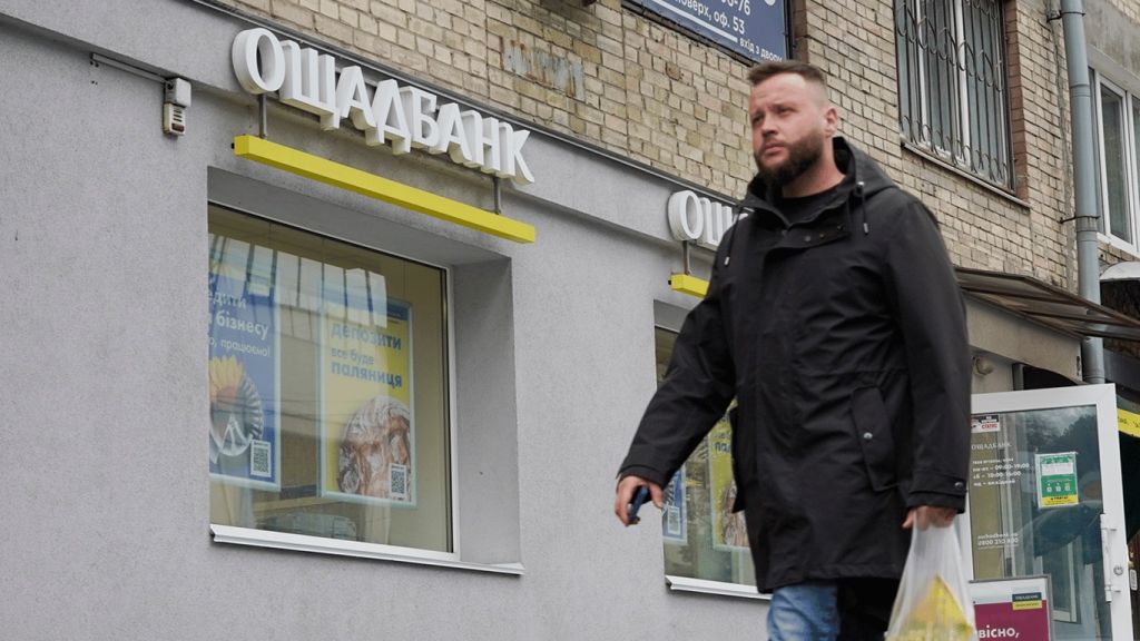 Тисяча гривень на зиму в Ощадбанку — чому складно отримати гроші