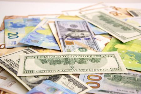 Українці скуповують долари та євро: аналітики пояснили, що буде з курсом