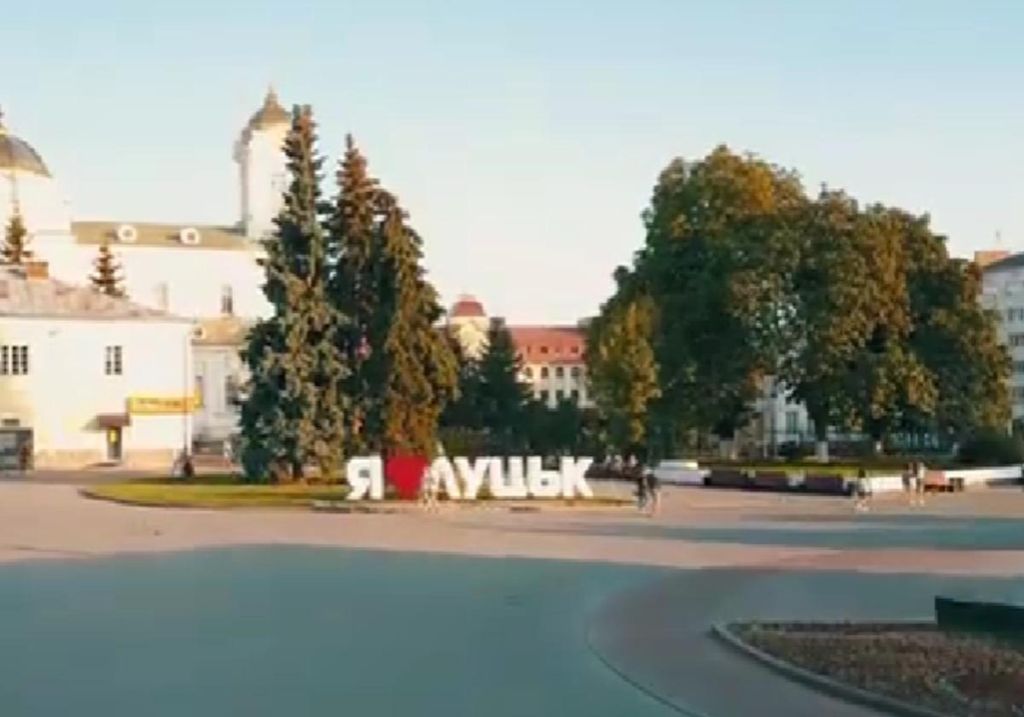 В Луцьку посеред листопада розквітло дерево, яке вважається символом весни