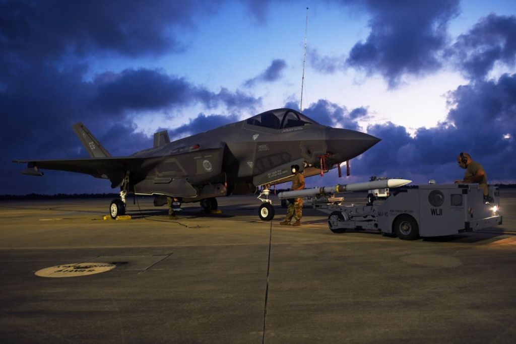 Здатні знищити літак з відстані в 300 км: 7 найпотужніших ракет класу “повітря-повітря”