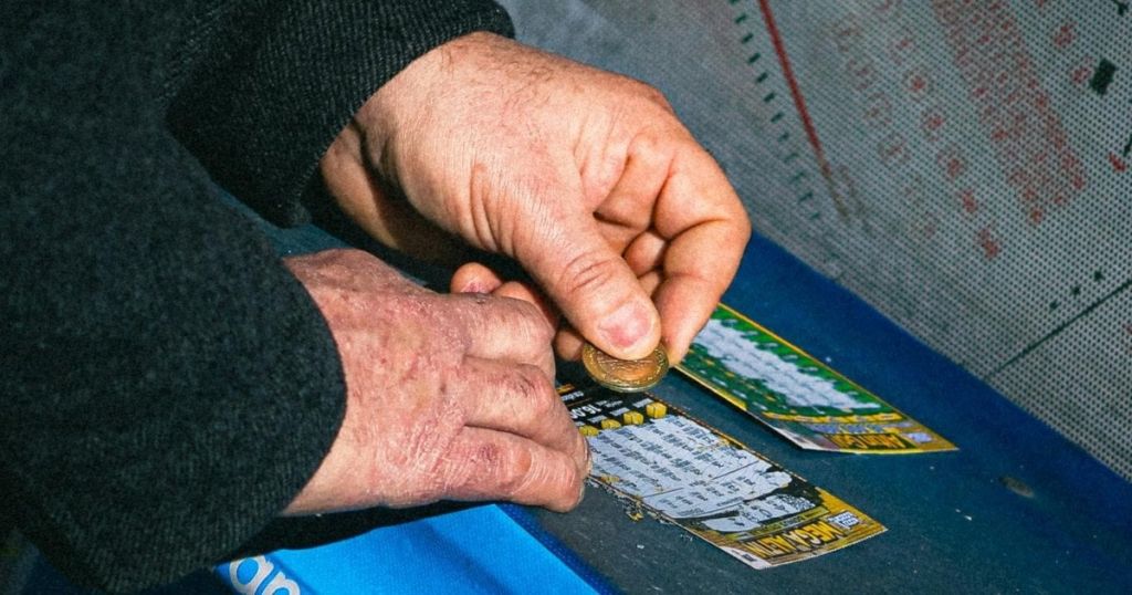 Чоловік виграв у лотерею $3,8 млн та приховав усе від дружини: чим це обернулося