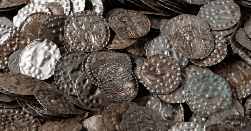 Рибалка шукав черв’яків, а знайшов середньовічний скарб (фото)