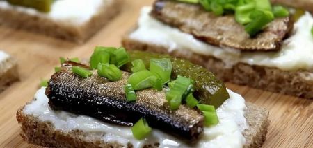 Бутерброди зі шпротами по-новому: рецепт смачної закуски для новорічного столу