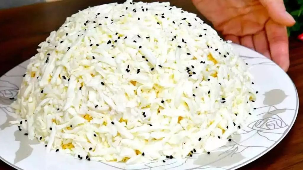 Кожен шар як на картинці: готуємо шалено популярний салат “Перший сніг”