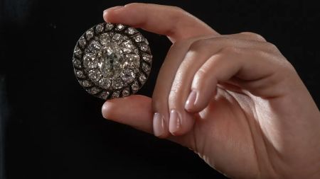 Втрачену брошку Наполеона продали на аукціоні: скільки вона коштує сьогодні