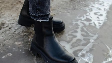 Лід під ногами, а взуття ковзає: що зробити, щоб не впасти