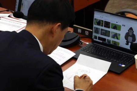 У Південній Кореї депутат, що малював горилу під час засідання парламенту, підкорив мережу