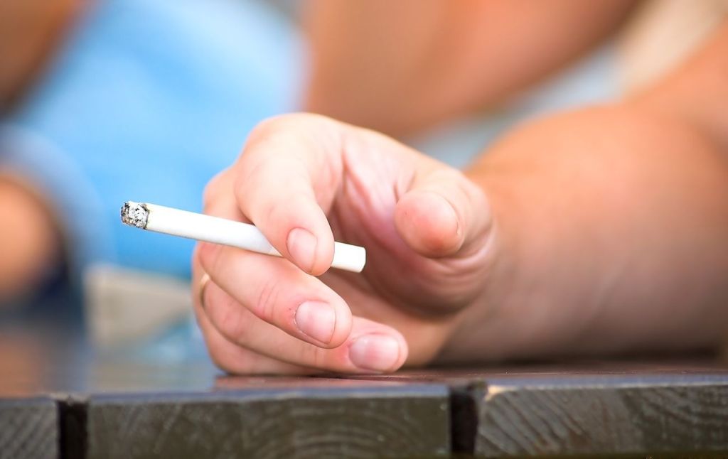 Як позбутися запаху диму та сигарет: простий домашній засіб, який справді працює