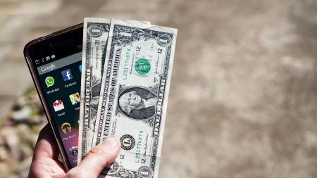 Не переплутайте з фальшивкою: головні ознаки нових $100