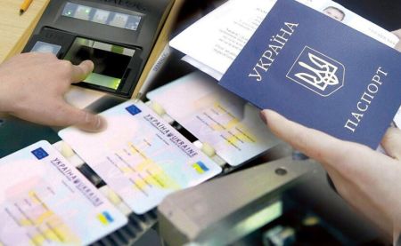 Паспорт та ID-картка не діють: українцям пояснили вихід