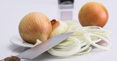 Як нарізати цибулю без сліз: простий лайфгак, про який мало хто знає