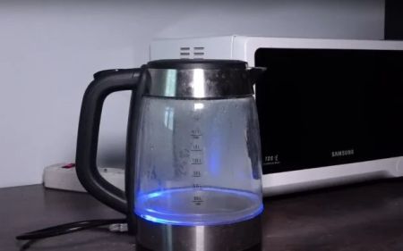 Як захистити побутову техніку від стрибків напруги: прості поради