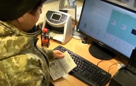 Терміново замініть паспорт: українців попередили про нові правила виїзду за кордон