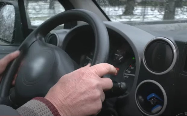 За гальмування автомобіля можна отримати штраф: про що варто знати водіям