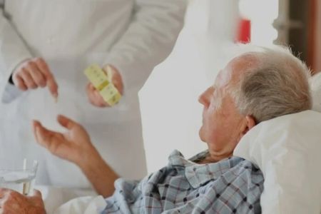 Інсульт значно частіше вражає бідних людей: дослідження