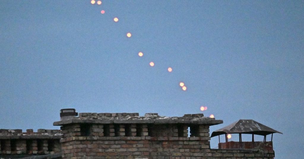 Масована атака на Київ: є постраждалі та масштабні руйнування