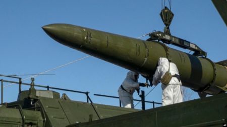 Що стоїть за ядерною істерією Путіна: чи можуть ядерні перегони поховати РФ