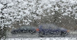 Не лийте окріп на авто: як правильно розморозити лобове скло взимку