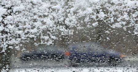 Не лийте окріп на авто: як правильно розморозити лобове скло взимку