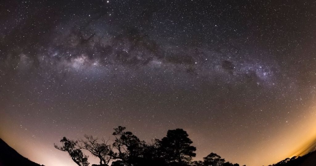 НЛО стежили за ядерними випробуваннями: учені сенсаційно пояснили дивні спалахи на фото зоряного неба