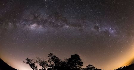 НЛО стежили за ядерними випробуваннями: учені сенсаційно пояснили дивні спалахи на фото зоряного неба