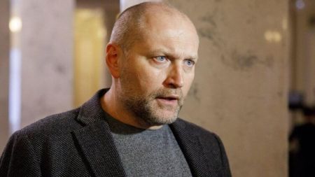 Понад десяток депутатів хочуть вийти фракції “Слуга народу”. Арахамія може стати новим спікером