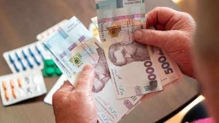 Про зарплати і пенсії можна забути: Україну попередили про страшну катастрофу