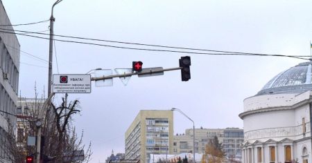 У Києві на світлофорі з’явиться додатковий сигнал “Грецький хрест”: що він означає
