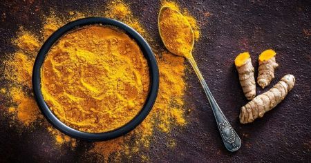 Що буде з організмом, якщо кожного ранку пити теплу воду з куркумою