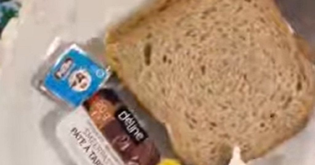 Біженка показала меню в таборі для переселенців у Бельгії