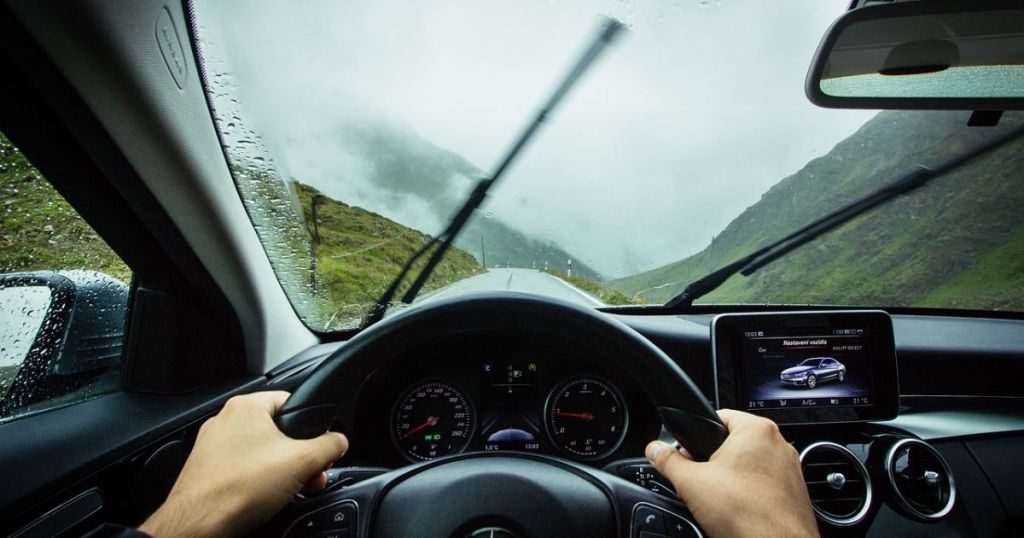 Водійські асистенти під час негоди: тест показав небезпеку