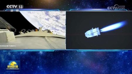 Китайські космонавти повернулися на Землю: вони застрягли в космосі через сміття