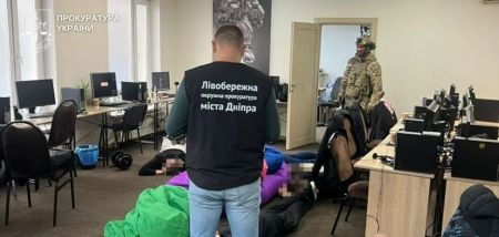 Українцям телефонували з “банків” і крали гроші: викрито нову мережу шахрайських колцентрів