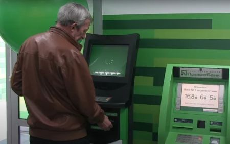 Поповнити картку, як зіграти у казино: клієнти ПриватБанку втрачають тисячі гривень