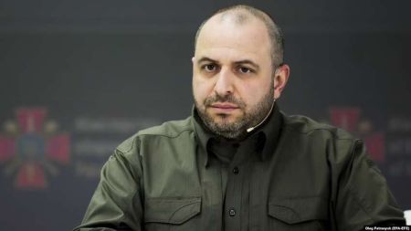 «Втеча» Рустема Умєрова за кордон: що пишуть офіційні джерела