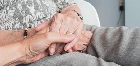 Кому підвищать пенсії в грудні: названо суму надбавки та умову